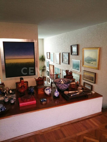 Casa De 3 Niveles Con Amplios Espacios Y 4 Habitaciones Privilegiada