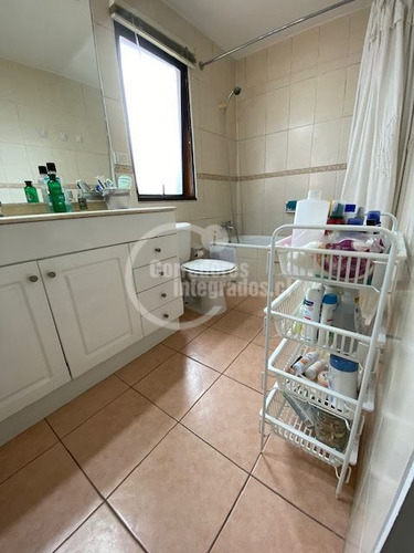 Casa En Venta De 6 Dorm. En Lo Barnechea