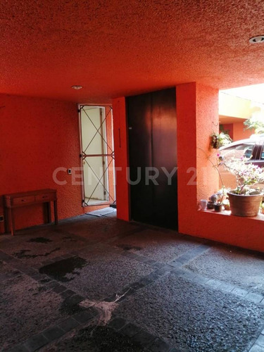 Casa De 3 Niveles Con Amplios Espacios Y 4 Habitaciones Privilegiada