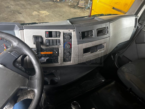 Volvo Vm 270 6x2 Com Baú Ano 2016