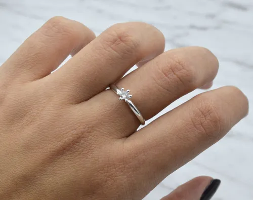 Anillo de plata con zirconia hotsell