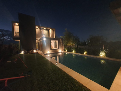 Moderna Casa En Dos Plantas En Barrio Semi Cerrado Canning Ezeiza