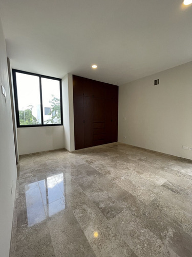 Casa De 4 Recámaras Dentro De Privada Cerca De La Isla, En Cholul