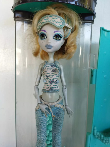 Monster High Lagoona Blue Dead Tired Doll & Hydration Cama (Usado)