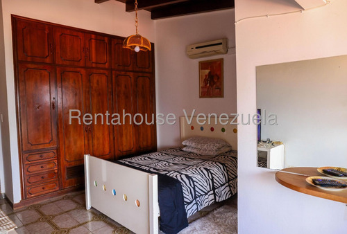En Venta. Elegante Y Confortable Casa De Dos Niveles, Los Naranjos Del Cafetal