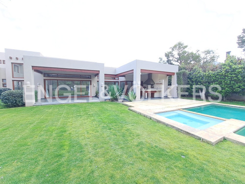 Hacienda, Borde Cancha. Excelente Casa En Venta