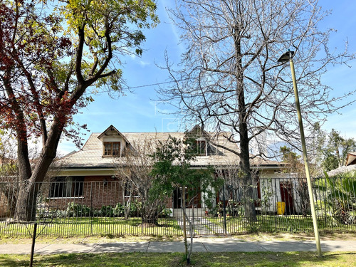 Clásica, Amplios Jardines 5d 3b+servicios