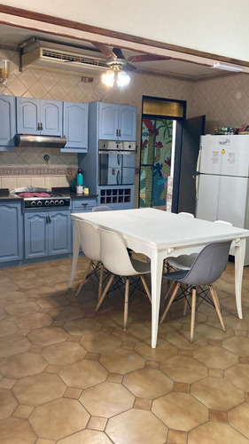 Destacada Vivienda, 5 Dormitorios En Ciudad De Mza