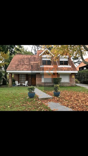 Excelente Casa De Muy Buena Construcción- Ref: 8684