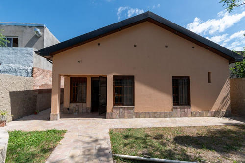Casa De 3 Dormitorios Con Cochera En Villa Amelia
