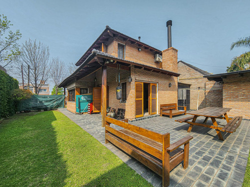 Casa De 3 Dormitorios Con Gran Jardín Y Pileta En Fisherton