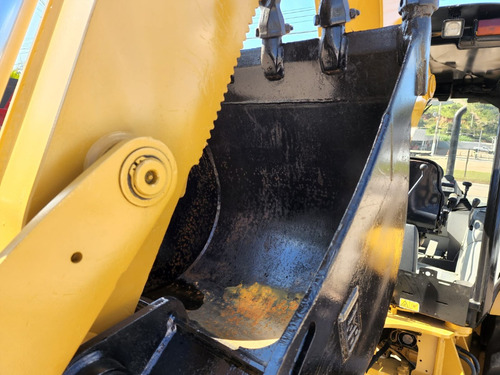 Retroescavadeira 4x2 Caterpillar 416 D Ano 2014 Revisada