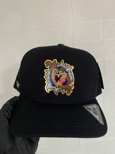 Gorra Demonio De Tasmania Placa A Color Kamel 804 Negro Ajustable