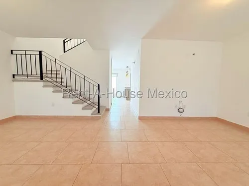 Casa En Renta De 3 Recamaras En El Salitre