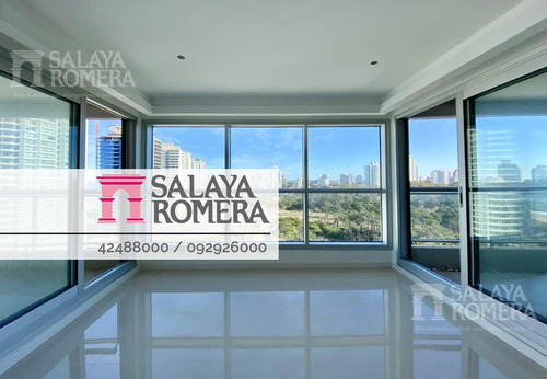 Imagen 1 de 25 de Venta Departamento En Playa Brava, Torre De Categoria, 2 Dormitorios Dependencia De Servicio