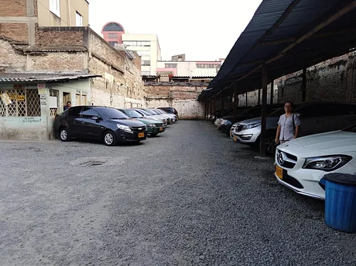 Parqueadero A 2 Cuadras De La Iglesia La Ermita De Cali - Venta