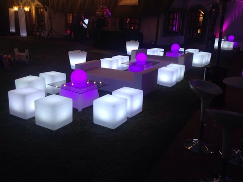 Imagen 3 de 10 de Alquiler Living - Juego De Living - Puff Led - Champañeras