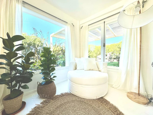 Casa En Venta En Pueblo De José Ignacio 3 Dormitorios Y Dependencia Con Vista Al Mar