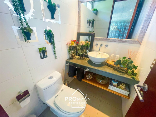 Casa En Venta De 4 Dorm. En Las Condes