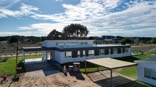 Casa En Venta - 4 Dormitorios 5 Baños - Cocheras - 990mts2 - Costa Esmeralda