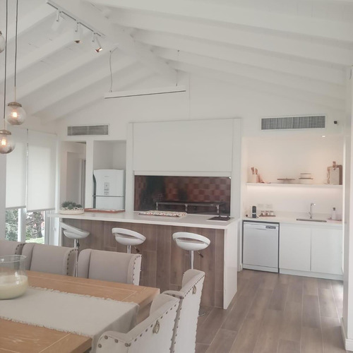 Casa En Venta - 3 Dormitorios 3 Baños - Cochera - 1.100mts2 - Campana