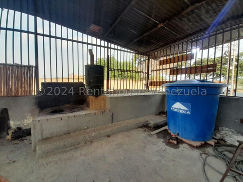 Se Alquila Espacioso Local Comercial Ideal Para Emprender En El Área Gastronómica, En El Placer Cabudare 25-8334