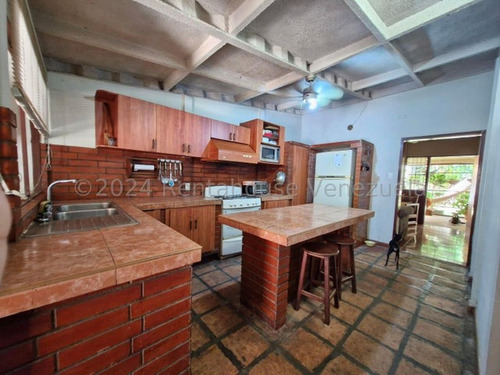 Gbf 25-2823 Vendo Encantadora Casa Con Terreno Barrio Sucre Oportunidad Única Llame Ya.
