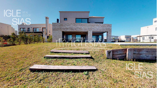 Casa Al Lago En Venta Con 4 Dormitorios En Los Lagos, Nordelta.