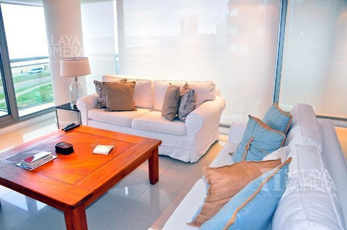Apartamento De 4 Dormitorios Ubicado En Primera Linea De Playa Brava, Punta Del Este