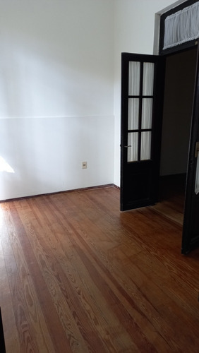 Imagen 15 de 19 de Dueño Vende Casa De Época Remodelada, Planta Baja, En Zona Tranquila De Pocitos. 120 Mts Cuadrados Superficie Total Del Terreno. Con Garaje Y Patio.