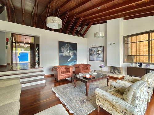 Casa Remodelada De Una Sola Planta Alto Hatillo 2250 M2 Terreno Y 600 M2 Construcción
