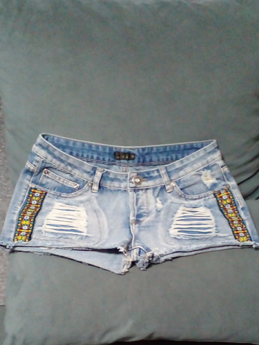 Short Jean  Numero 40 Con Aplique A Los Lados Y Roturas