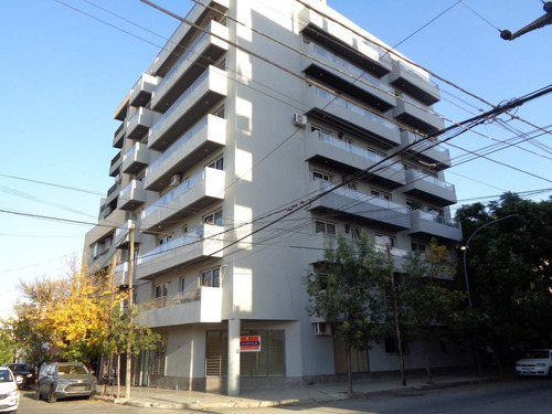 Barrio Alberdi - Excelente Local Comercial De Categoría, Externo En Esquina, Amplio Y Luminoso Con Vidrieras, 2 Baños Y Cocina Separada
