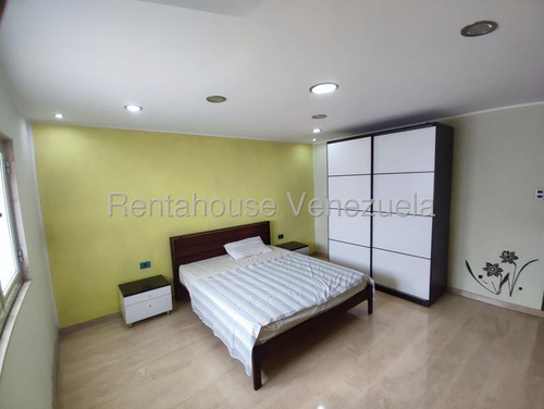 Casa Amplia En Tablilla Con Porton , Protegida Con Cerco Electrico , Posee Planta Electrica Que Activa Cerco Y Todos Los Aires Acondicionados De La Casa , Posee Tanque Subterraneo De 10.000 Lts