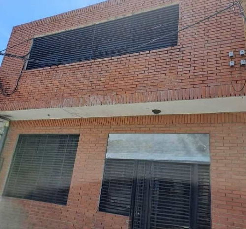 Se Vende Local En El Centro Comercial Hch, San Blas Valencia. (vr)