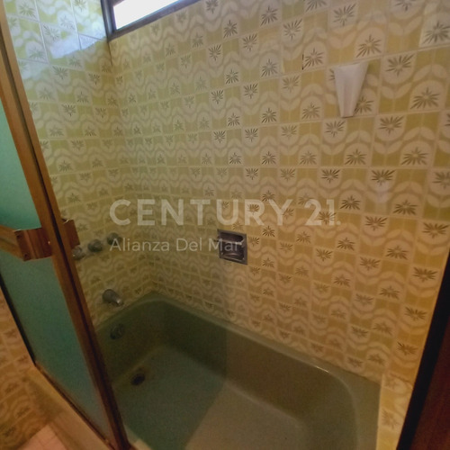 Imagen 16 de 24 de Hermoso Town House En Longa España Con Vista Al Mar, Piscina Privada Y Gran Potencial De Remodelación.