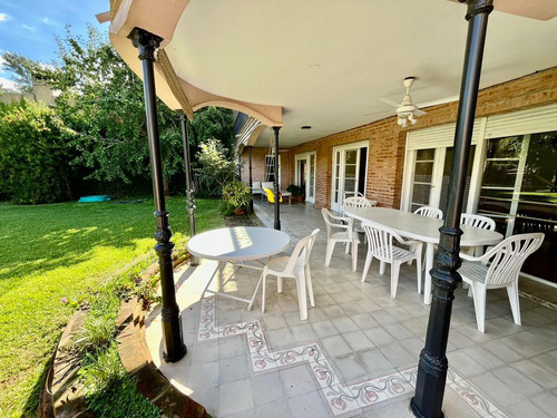 Excelente Casa En Venta En Punta Chica De Libertador Al Río, 4 Dormitorios, Gran Jardín