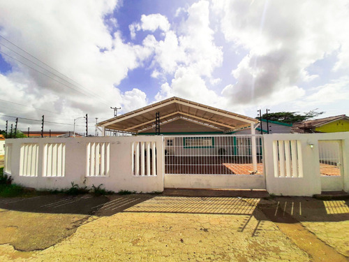 Eglée Suárez Vende Casa En Urb. Zarabón, Punto Fijo. Plc-1009