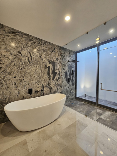 Residencia De Lujo En Venta Ubicada En La Privada Bosques De Altabrisa, Merida.