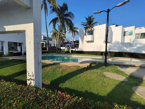 Casa En Venta En Col. Ricardo Flores Magon, Ver