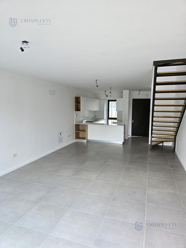 Townhouse En Venta De 3 Ambientes Con Galeria Y Jardin Privado En Oliden Joven