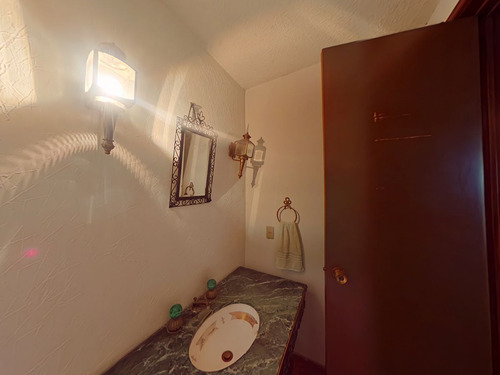 Casa Para Remodelar Con Amplios Espacios En Las Aguilas