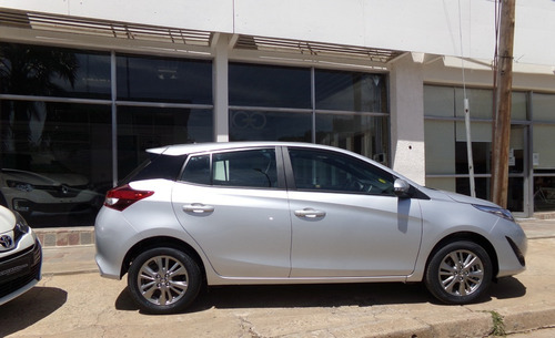 Toyota Yaris 5 Ptas Xls M/t 0km My21 Gris Plata Disponible