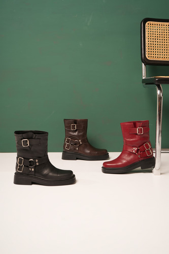 Borcegos Botas Mujer Estribo Hebillas Taco Bajo Cuero Abril