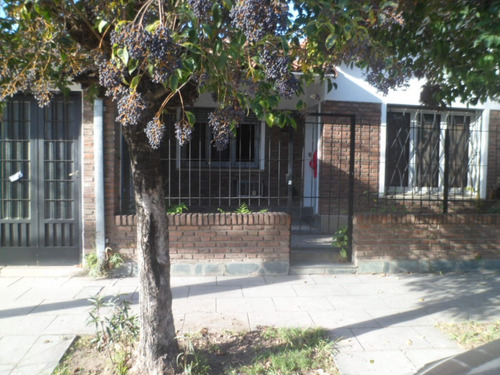 Linda Casa 4 Amb. A 2 Cuadras Paraná Y 4 Cuadras Unicenter