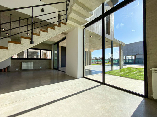 Imagen 2 de 30 de Venta Casa 6 Amb. Piscina El Cantón Barrio Golf!