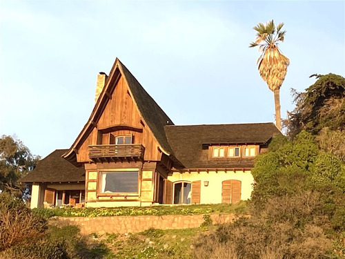 Casa En Venta De 6 Dorm. Frente A La Playa De Zapallar