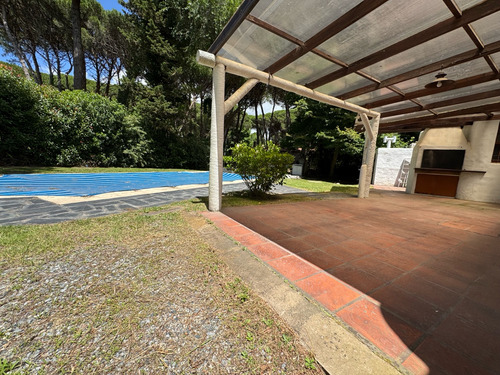 Casa En Venta En Carilo