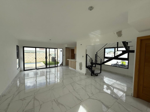 Casa En Venta En Punta Cana, Residencial Primaveral 2, Excelente Ubicación, Con Piscina, 2 Habitaciones