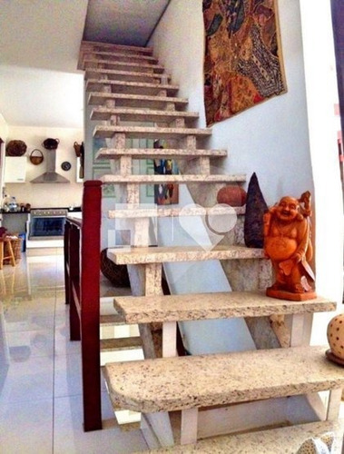 Excelente Localização Em Um Terreno De 2500m², Casa Com 700m², Peças Amplas. - 28-im408548